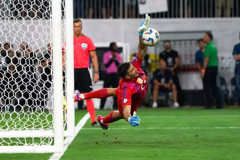 إيميليانو مارتينيز يقيّم عروض الأندية الأوروبية والسعودية لاتخاذ قرار بشأن مستقبله