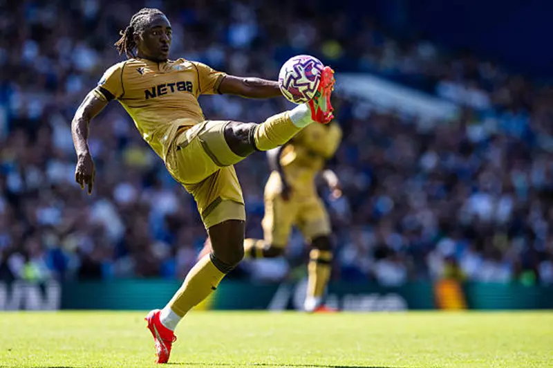 توتنهام يسعى لتعزيز صفوفه بعرض جديد لضم إيزي